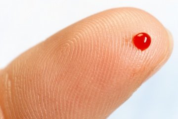 goccia di sangue su dito