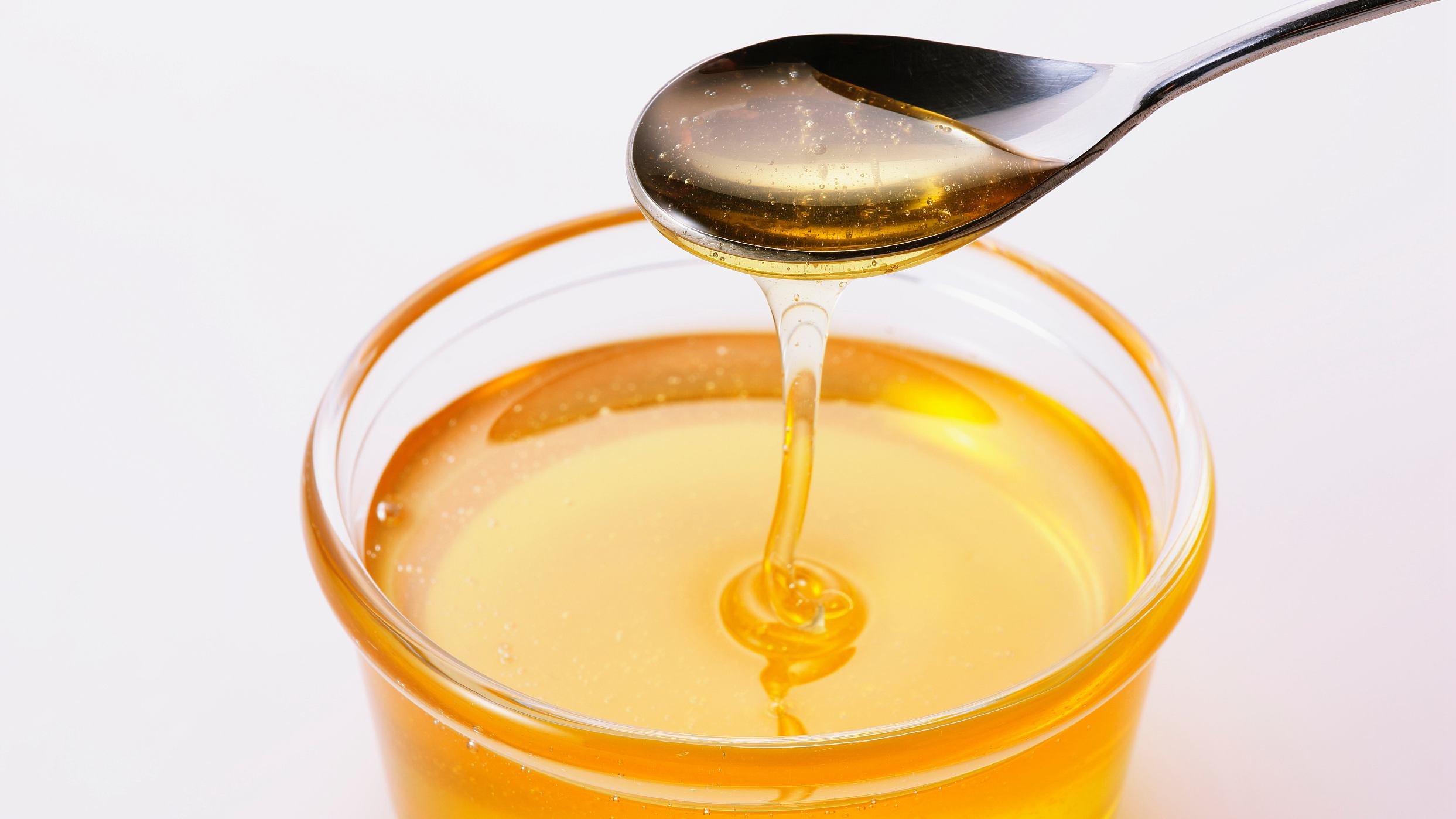 Bere acqua e miele: cosa dice la scienza al riguardo